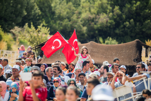 19 Yoruk Senligi CocukBayrak