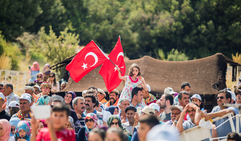19 Yoruk Senligi CocukBayrak